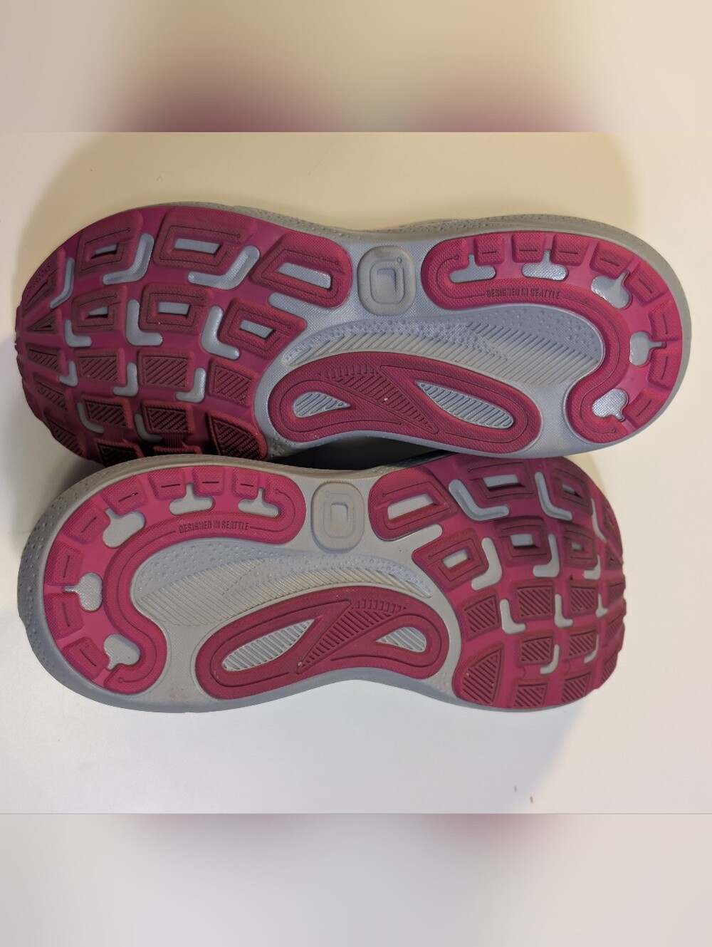 Brooks Adrenaline GTS 24 Gray Pink Running Shoes 9W - Picture 4 of 16
